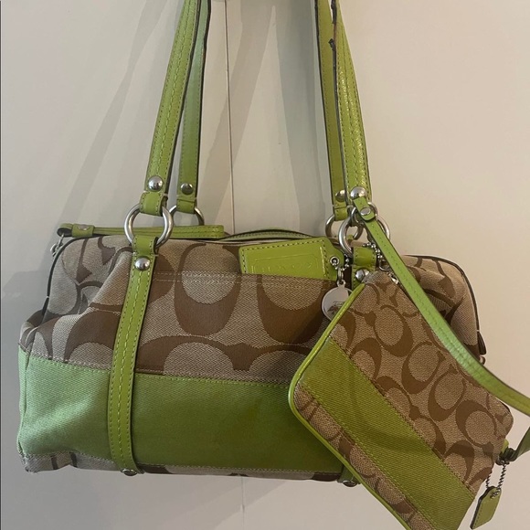 Original Coach Handbag with matching Wristlet - Picture 4 of 5